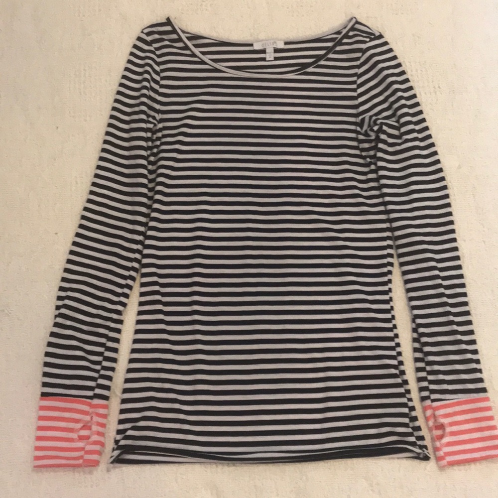 dELiA*s long sleeve thumb hole shirt